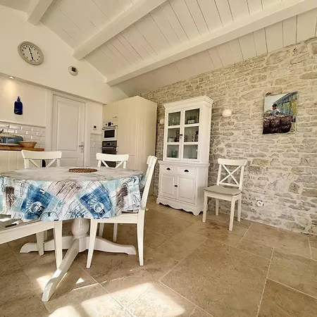 Chai Renove Avec Studio, Jardin Et Terrasse, Proche Plage Et Commerces, La Bree-les-bains. - Fr-1-246a-284 *
